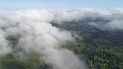 Very slow and smooth flight above the clouds. Slow decrease in height. Low Stockbeeldmateriaal 117168902