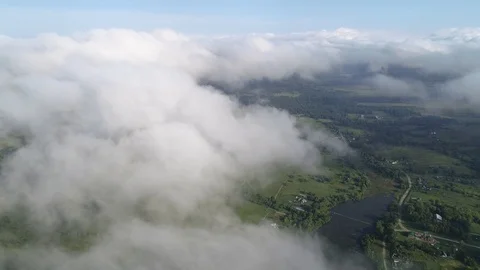 Very slow and smooth flight above the clouds. Slow decrease in height, followed Stockbeeldmateriaal 117522609