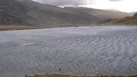 Very strong wind  blowing over mountain lake Vídeos de archivo 196319639