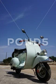 VESPA PIAGGIO anni 50 bianca Stock Photos