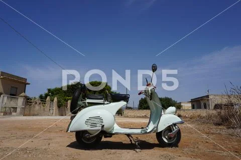 VESPA PIAGGIO anni 50 bianca Stock Photos