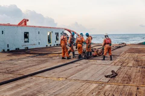Vessel crew preparing vessel for static tow tanker lifting Foto stock