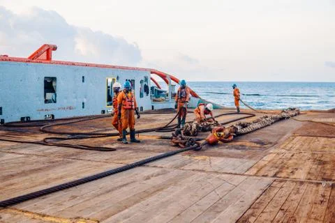 Vessel crew preparing vessel for static tow tanker lifting Foto stock