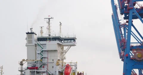 Vessel glides with calm dignity across quiet misty horizon Vídeo Stock 320903020