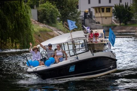 Vessels Parade on the Brda River during Bydgoszcz Water Festival, Poland - 20 Ju 库存照片