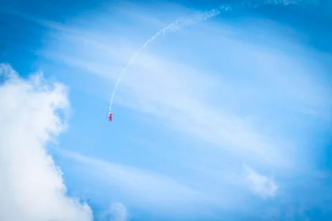Veteran airplane makes a loop in the sky Foto stock