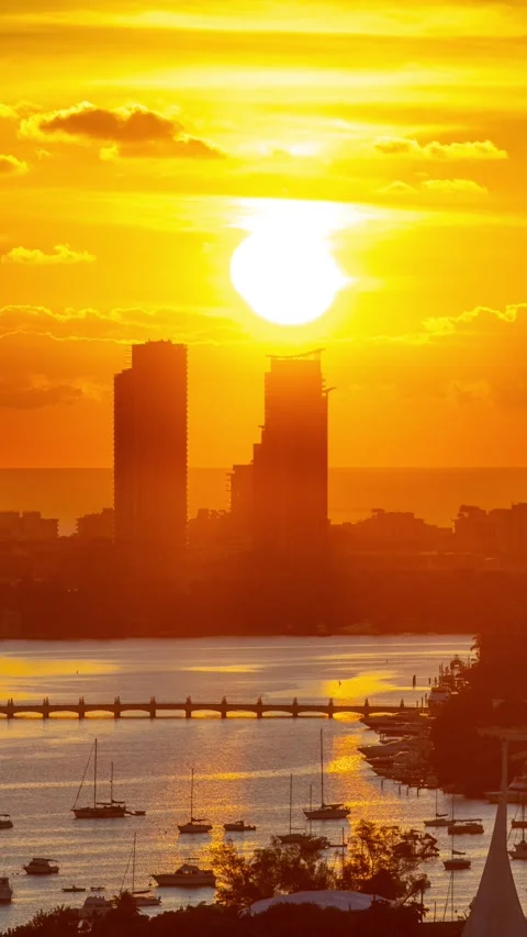 Vetical Time Lapse of the sun rising on Miami Beach Florida Stock-Footage 336494707