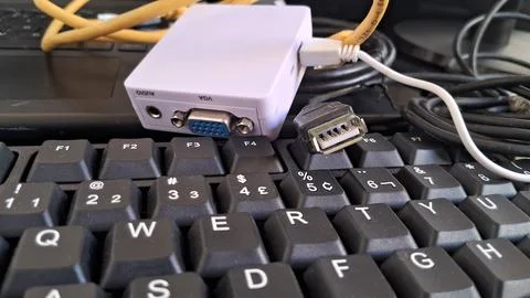 VGA to HDMI adapter on computer keyboard. Video converter cable for digital Stockfoto's
