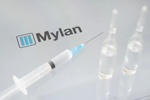 Vials of liquid on a white table and the logo Mylan, large pharmaceutical com Stockfoto's