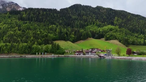 Vibrant Alpine Lake Shoreline Surrounded by Lush Summer Forest Видео 342090936