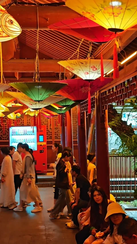 A vibrant and bustling scene within an ancient Chinese architectural space, 库存影片 338331582