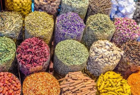 Vibrant and colorful array of different spices and dried flowers are on display Foto stock