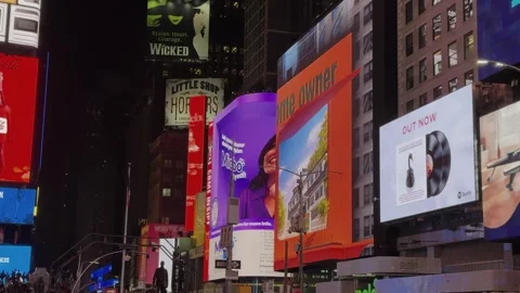 The Vibrant and Colorful Billboards of Times Square Shine Brightly and Glow at Vidéo 295073722