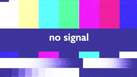 Vibrant animation of multi-colored stripes with ‘No Signal’ display, 4K. Stockbeeldmateriaal 297355334