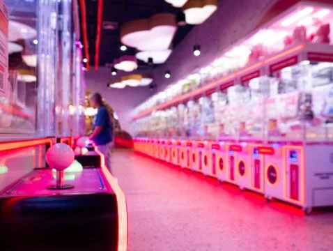 Vibrant Arcade Claw Machine Games with Glowing LED Lights in Indoor Amuseme.. Stock-Fotos