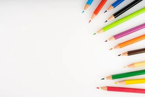 Vibrant Assortment of Sharpened Colored Pencils Arranged Diagonally on a Pr.. Foto stock