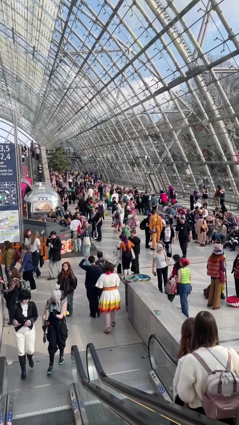 Vibrant Atmosphere at Leipzig Book Fair with Escalator and Glass Hall View 库存影片 332969905