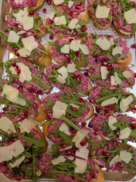 Vibrant Beetroot Crostini with Arugula and Pomegranate 스톡 사진