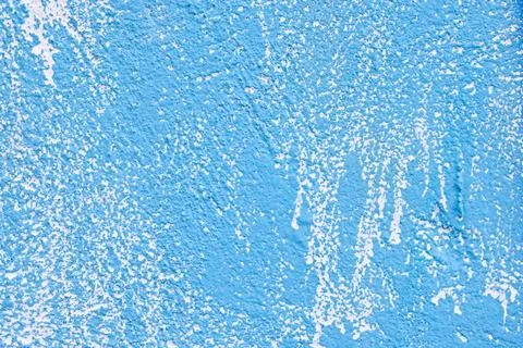Vibrant Blue Textured Wall Surface with Rough Plaster Detail Stockfoto's