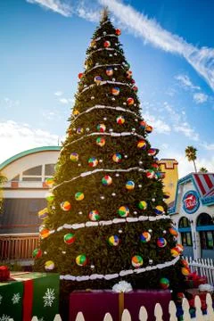 A Vibrant Christmas Tree At The Beach Foto stock