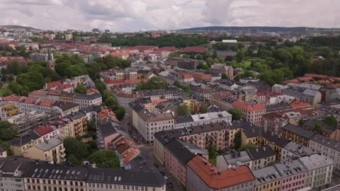 Vibrant cityscape reveals rooftops and green spaces in springtime Video stock 320304166