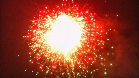 Vibrant, colourful firework exploding in the night sky during a Kerala temp.. Video stock 311121165