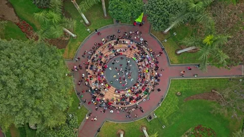 Vibrant Dance Circle Gathering in Kennedy Park, Miraflores, Lima, Peru Vídeo Stock 331121833