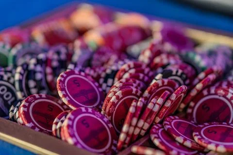 Vibrant, diverse stack of poker chips in wooden tray, casino interior, natu.. Foto stock