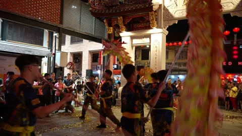 A vibrant dragon dance in full motion at Pek Gong Cheng Temple 動画素材 318261310