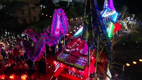 The vibrant dragon moves under lantern light during the divine celebration. Stock-Footage 318096424