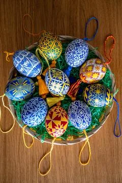 Vibrant Easter eggs adorned with traditional Ukrainian pysanky patterns sit e Stock-Fotos