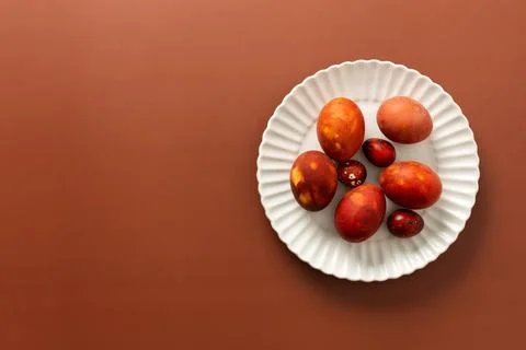 Vibrant Easter eggs in various shades of red and orange are beautifully arr.. 库存照片