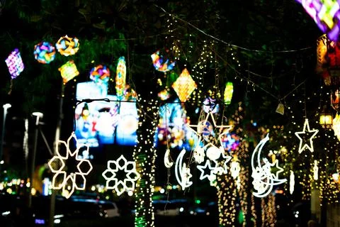 Vibrant Eid Night Light Display with Lanterns and Neon Signs Stockfoto's