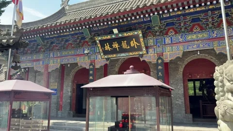 Vibrant Facade of Ancient Wolong Temple, a Buddhist Monastery in Xi'an, China Vídeos de archivo 337096305