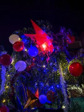 Vibrant festive lighting display with red star ornament and garland decorat.. 写真素材