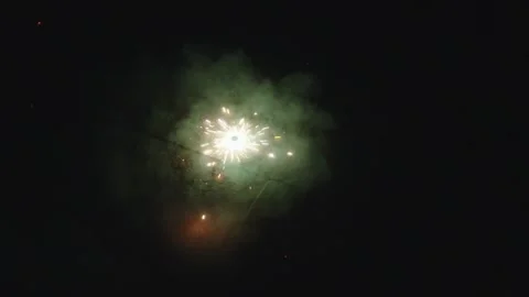 Vibrant Firework Explosion Over Dark Water at Night Stockbeeldmateriaal 337408789