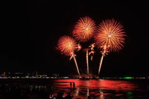 Vibrant Fireworks Display Exploding And Reflecting Over Pattaya Bay Beach I.. 스톡 사진