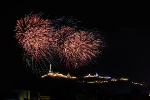 Vibrant Fireworks Exploding Over Illuminated Khao Wang Temples In Phetchabu.. 库存照片
