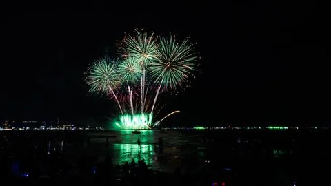 Vibrant Fireworks Exploding Over The Sea With Beach Spectators In Pattaya T.. 库存照片