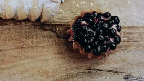 Vibrant food texture study: displaying colorful mini fruit tartlets Foto stock
