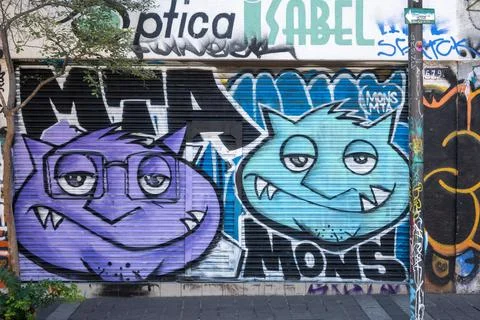 Vibrant graffiti art featuring two cartoon monsters on a shutter in Guadalajara. Fotos Stock