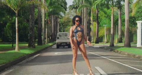 The vibrant graffiti serves as a backdrop for her unconventional pairing of Vídeo Stock 328475969