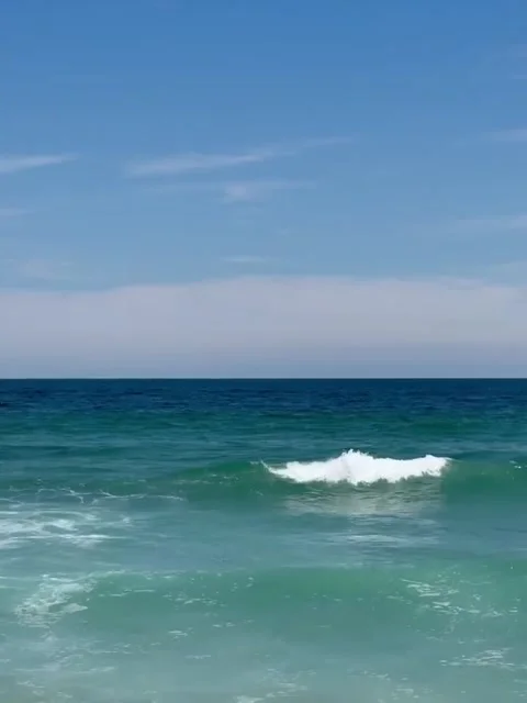 Vibrant Green and Blue Ocean Waves Rolling Ashore Vídeos de archivo 342268280
