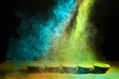 Vibrant gulal powder exploding from bowls for holi celebration Stock-Fotos