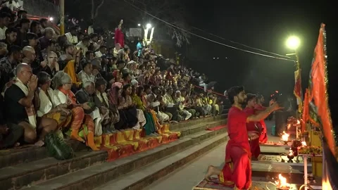 Vibrant Indian Aarti Celebration in Rishikesh at Night 库存影片 337623080