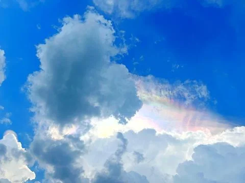 Vibrant iridescent cloud edges against deep blue sky Fotos de archivo