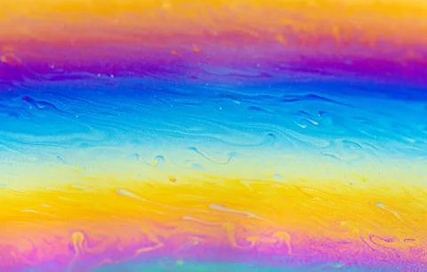 Vibrant iridescent soap bubble surface with swirling colors and patterns Illustrazione stock