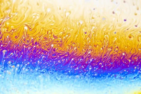 Vibrant iridescent soap bubble surface with swirling patterns and colors Stock-Fotos