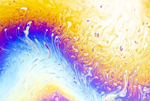 Vibrant iridescent soap bubble surface with swirling patterns of blue, purp.. Fotos Stock