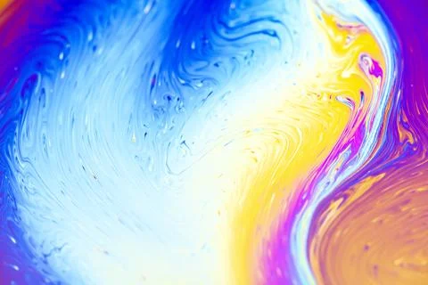 Vibrant iridescent soap bubble surface with swirling colors and patterns Fotos de archivo